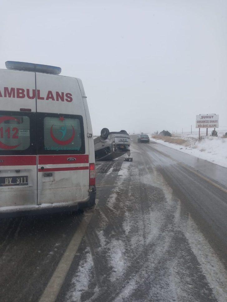 Şuhut’ta direksiyon hakimiyetini kaybeden otomobil devrildi: 2 yaralı G4
