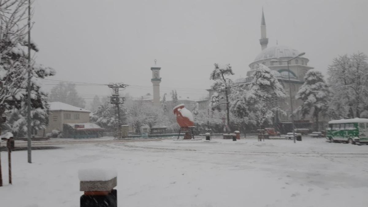 İneg&ouml;l&rsquo;de kar yarım metreyi buldu