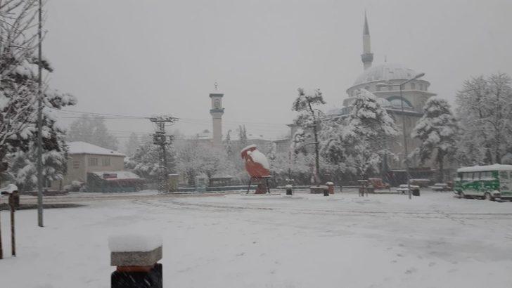 İnegöl’de kar yarım metreyi buldu G1