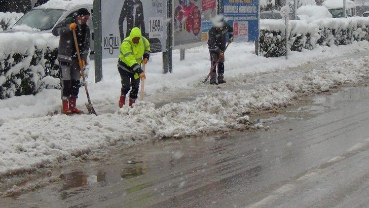 İnegöl’de kar yarım metreyi buldu G4