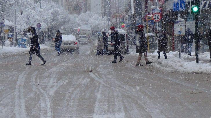 İnegöl’de kar yarım metreyi buldu G5