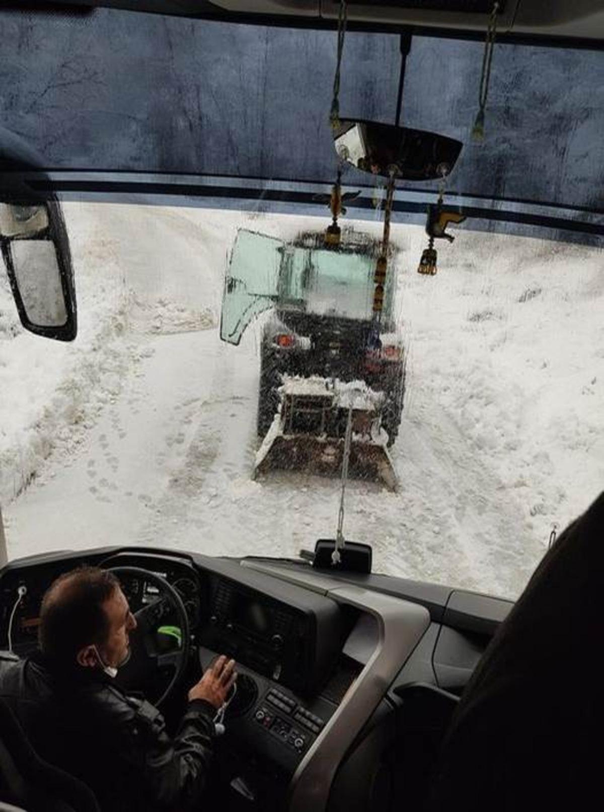 Karda kayan yolcu otob&uuml;s&uuml; yoldan &ccedil;ıktı