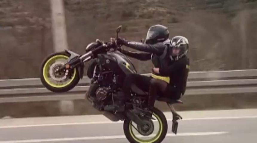 Tepki çeken görüntü! Trafikte tek teker üzerinde böyle gitti