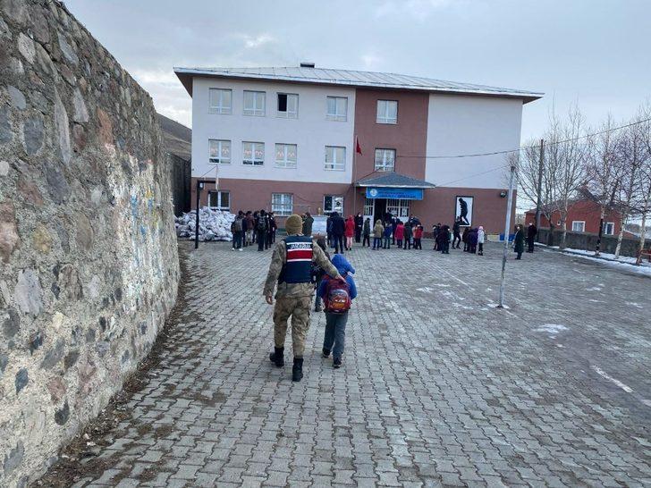 Jandarma açılan okullarda önlemleri arttırdı G3