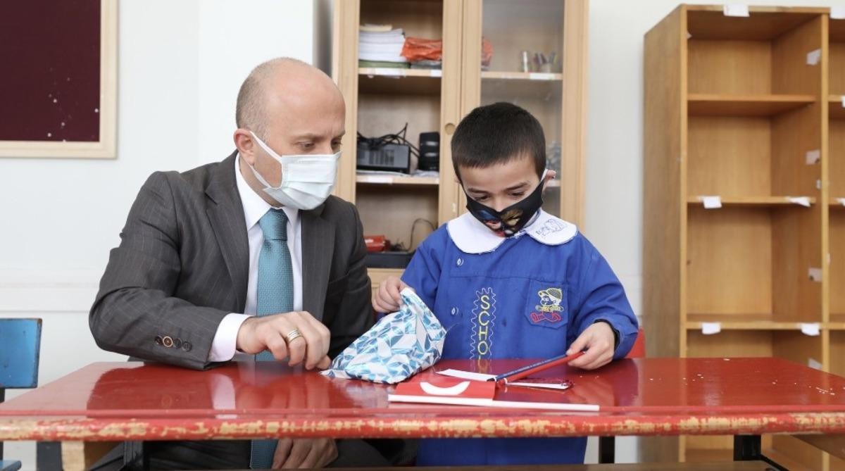 Vali Varol y&uuml;z y&uuml;ze eğitimin ilk g&uuml;n&uuml;nde &ouml;ğrencilerle bir araya geldi