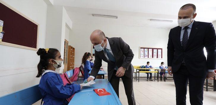 Vali Varol yüz yüze eğitimin ilk gününde öğrencilerle bir araya geldi G2