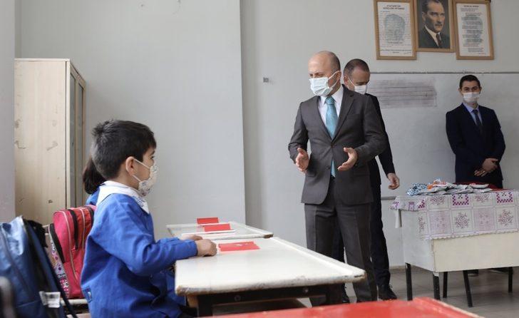 Vali Varol yüz yüze eğitimin ilk gününde öğrencilerle bir araya geldi G3