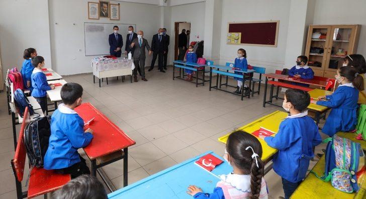 Vali Varol yüz yüze eğitimin ilk gününde öğrencilerle bir araya geldi G4