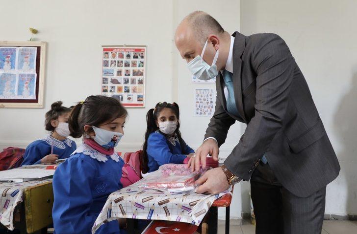 Vali Varol yüz yüze eğitimin ilk gününde öğrencilerle bir araya geldi G5