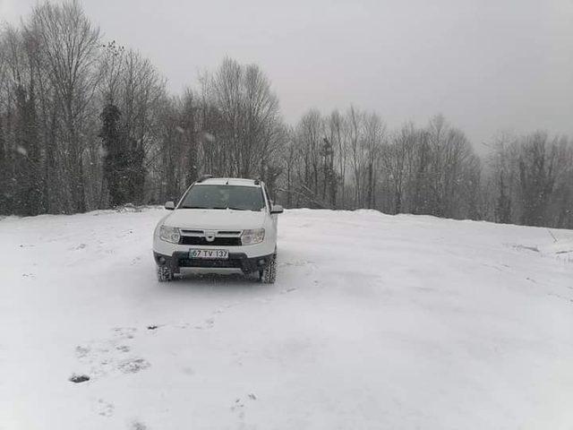 Kar yağışı köy yollarını ulaşıma kapattı