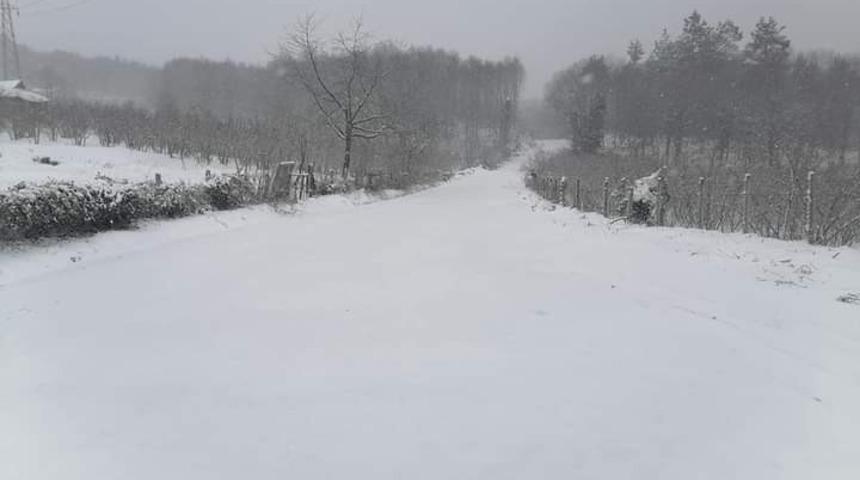 Kar yağışı köy yollarını ulaşıma kapattı