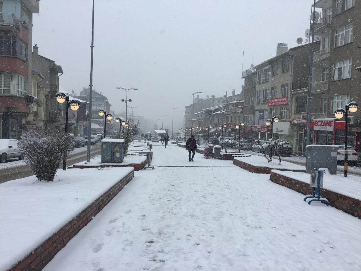 Tosya halkı g&uuml;ne kar ile başladı