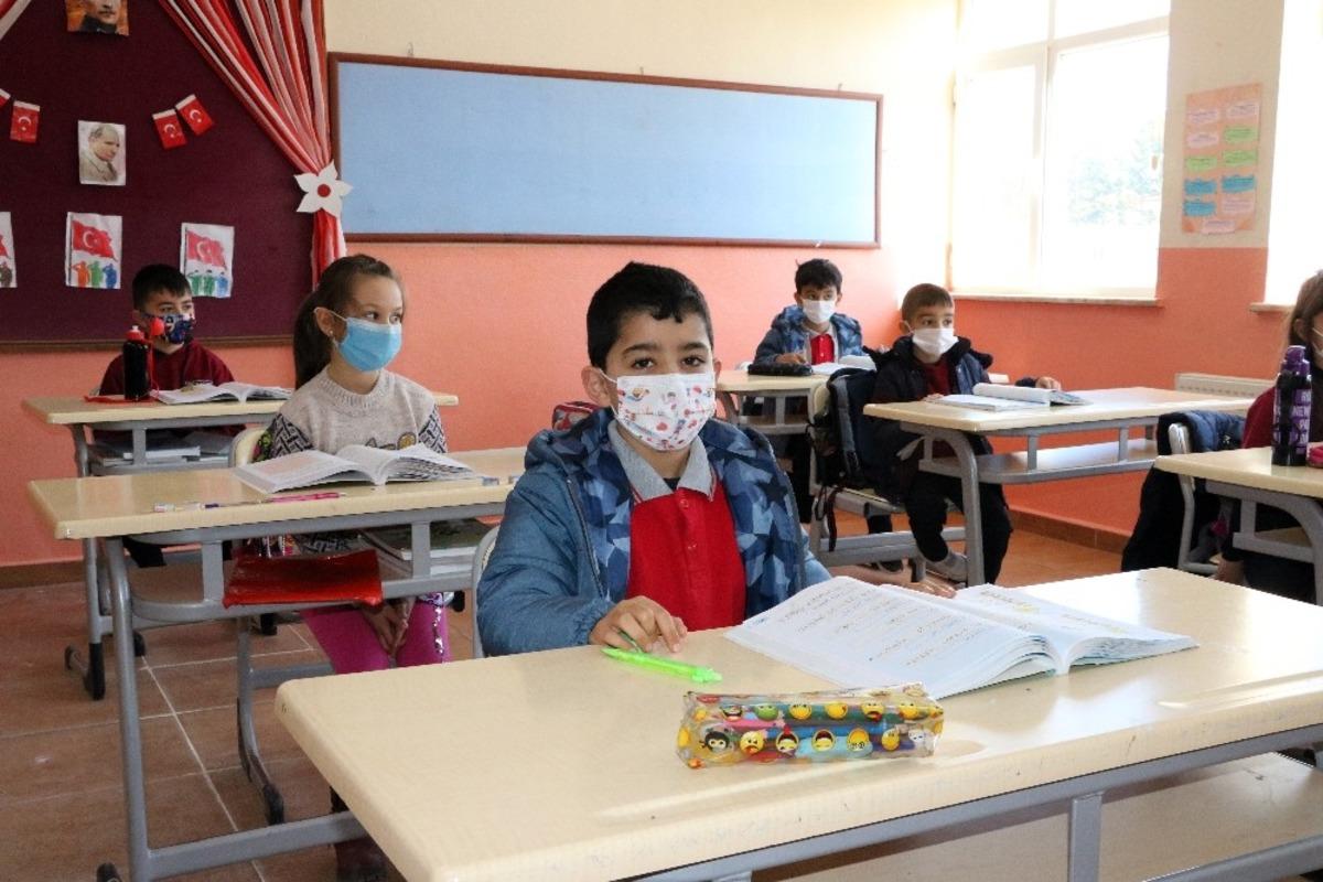 Yozgat&rsquo;ta &ouml;ğrenciler uzun bir aradan sonra y&uuml;z y&uuml;ze eğitim heyecanı yaşadı