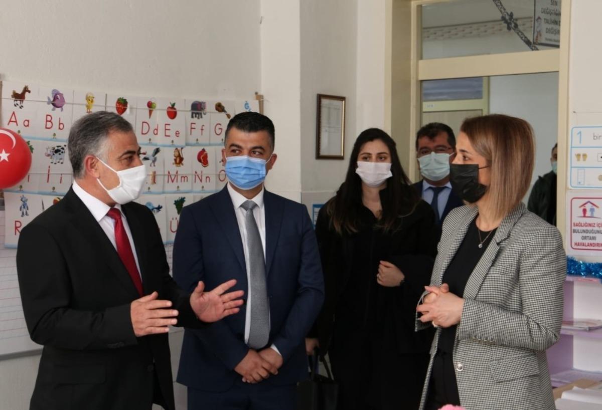 Vali Becel, y&uuml;z y&uuml;ze eğitime başlayan okulları ziyaret etti