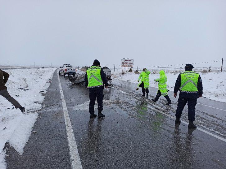 Şuhut’ta direksiyon hakimiyetini kaybeden otomobil devrildi: 2 yaralı G5