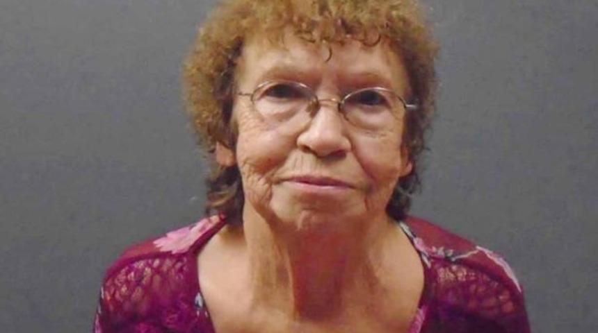 Televizyonu açık unuttuğu için zehirlemeye çalıştığı erkek arkadaşının kafasına çekiçle vurdu