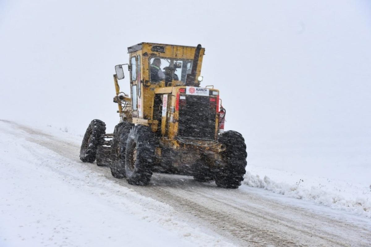 Karesi&rsquo;de karla m&uuml;cadele aralıksız s&uuml;r&uuml;yor