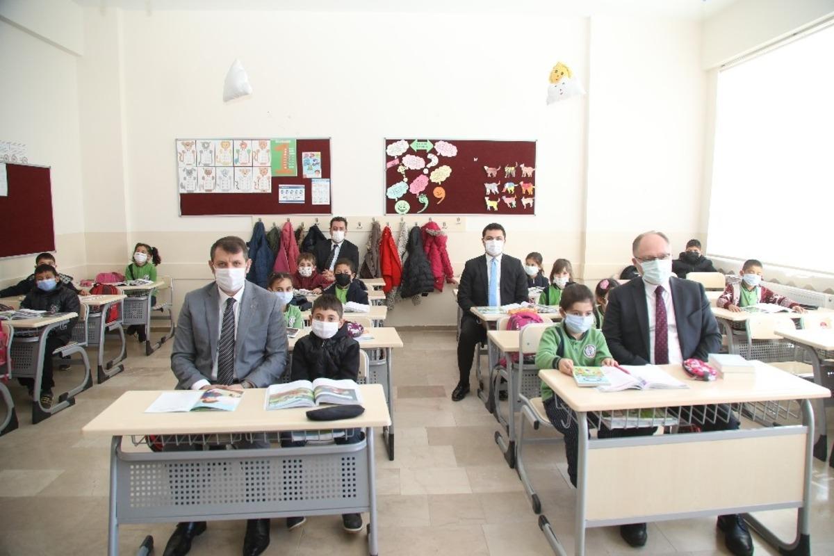 Vali ve Belediye Başkanı &ccedil;ocukların sevincine ortak oldu