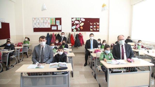 Vali ve Belediye Başkanı çocukların sevincine ortak oldu