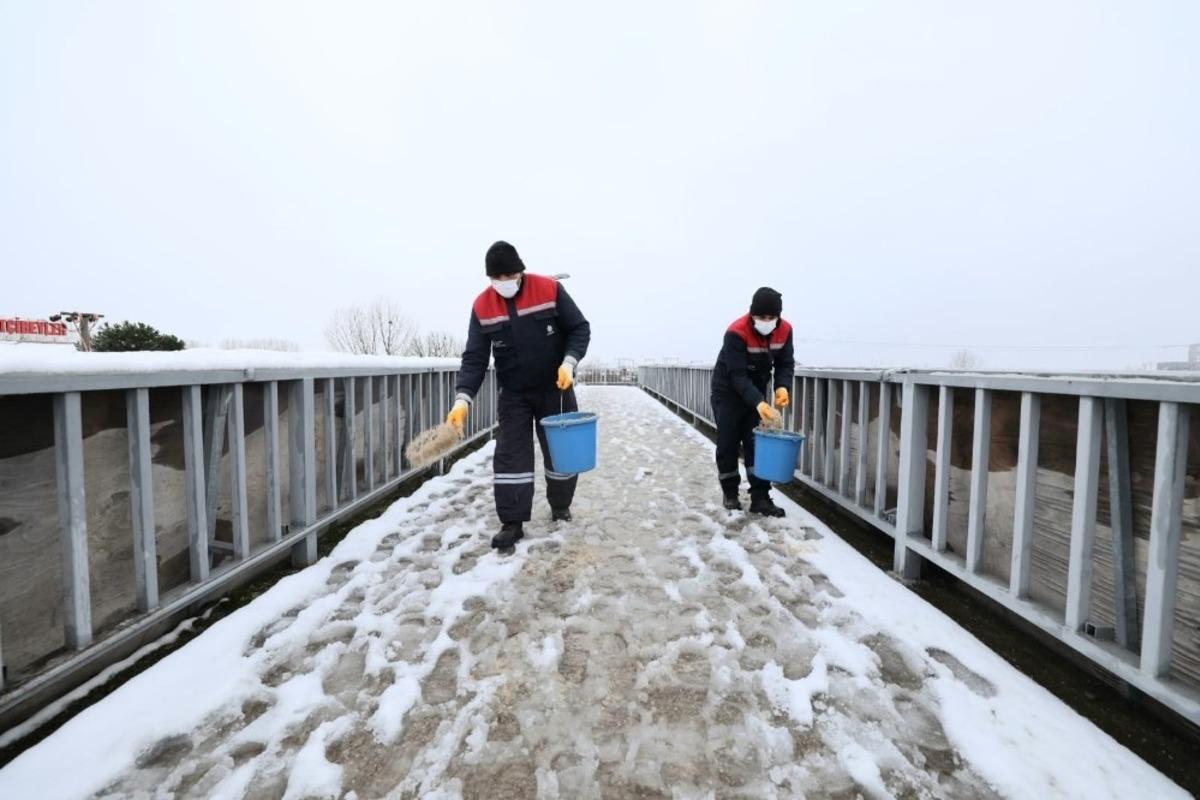 Başiskele&rsquo;de buzlanan ve kapanan yollar a&ccedil;ılıyor
