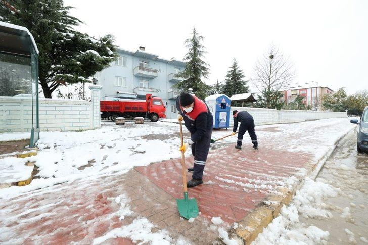 Başiskele’de buzlanan ve kapanan yollar açılıyor G2