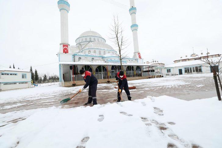 Başiskele’de buzlanan ve kapanan yollar açılıyor G3