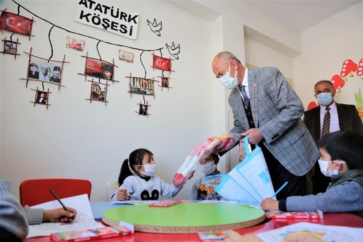 Tuşba Belediyesinden &ouml;ğrencilere destek