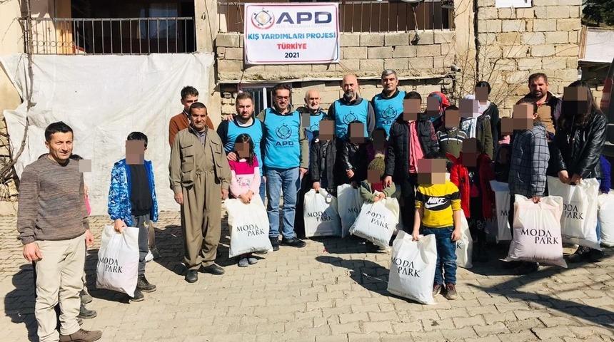 Şemdinli&rsquo;de 160 &ouml;ğrenciye giyim yardımı