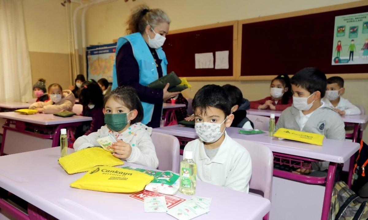 &Ccedil;ankaya Belediyesi&rsquo;nden minik &ouml;ğrencilere hijyen seti hediyesi