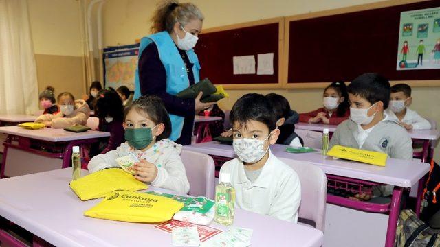 Çankaya Belediyesi’nden minik öğrencilere hijyen seti hediyesi