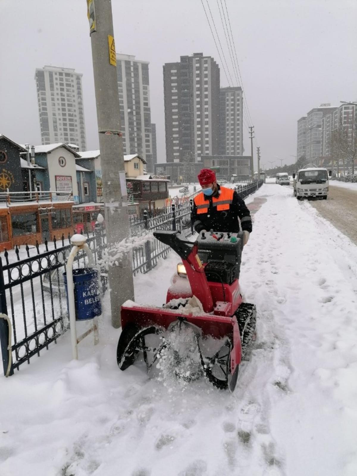 Kastamonu&rsquo;da karla m&uuml;cadele s&uuml;r&uuml;yor