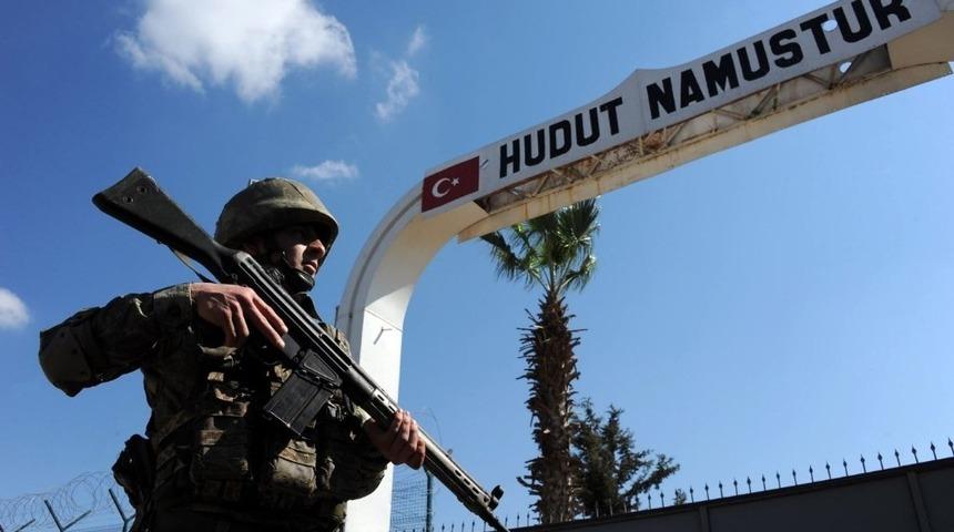 MSB: "Yasa dışı yollarla Suriye&rsquo;den &uuml;lkemize girmeye &ccedil;alışan Yeni Zelanda uyruklu 3 kişi, Hatay&rsquo;ın Reyhanlı il&ccedil;esindeki hudut personelimiz tarafından yakalandı. Yakalananlar arasında yer alan 26 yaşındaki S.A. isimli kadının mavi b&uuml;ltenle aranan DEAŞ&rsquo;lı b