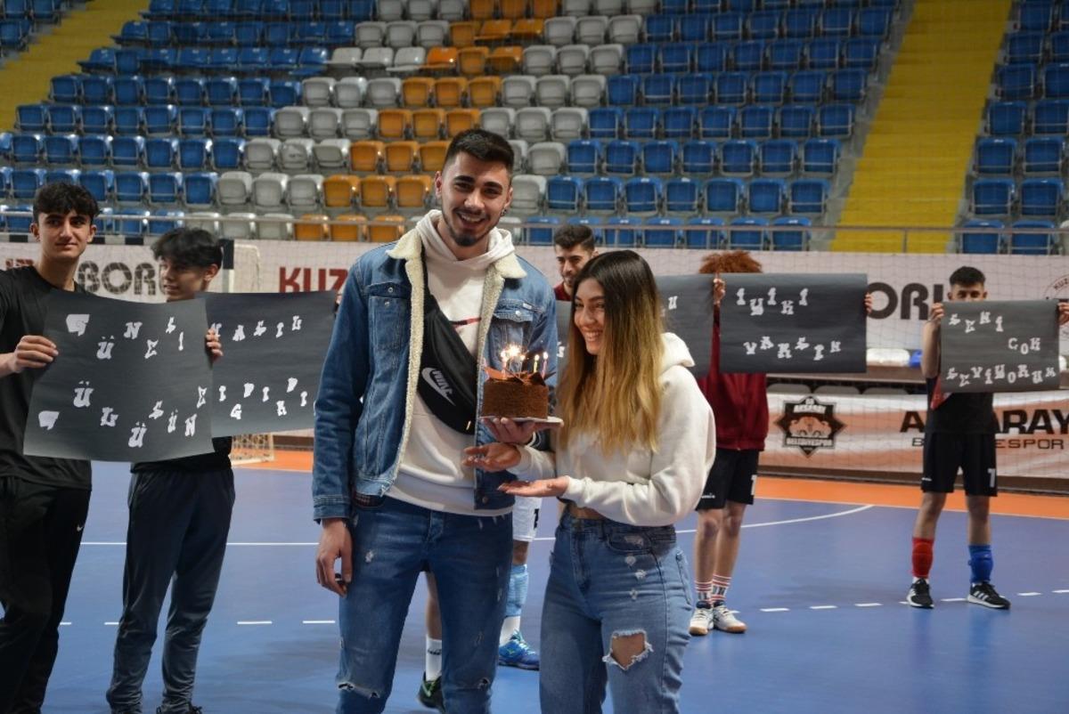 Salonda ma&ccedil; &ouml;ncesi sevgililer g&uuml;n&uuml; kutlaması