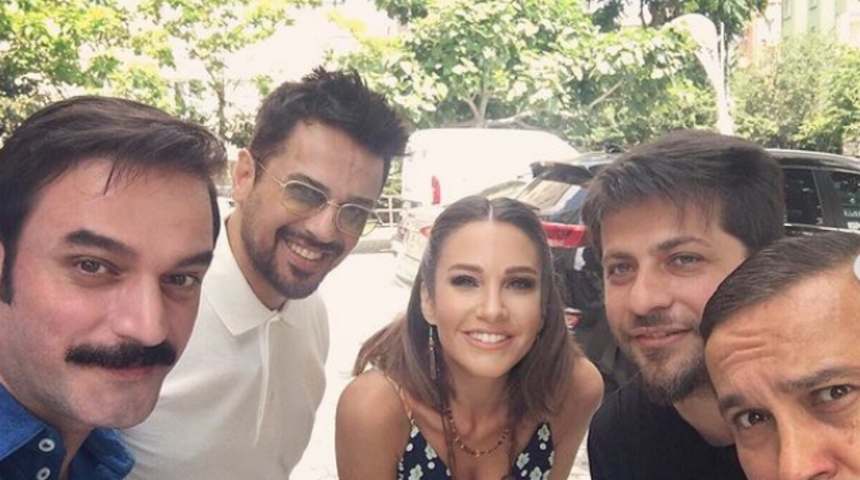Geniş Aile Komşu Kızı konusu nedir? Geniş Aile Komşu Kızı filmi oyuncu kadrosunda kimler var? Geniş Aile Komşu Kızı filmi nerede çekildi?