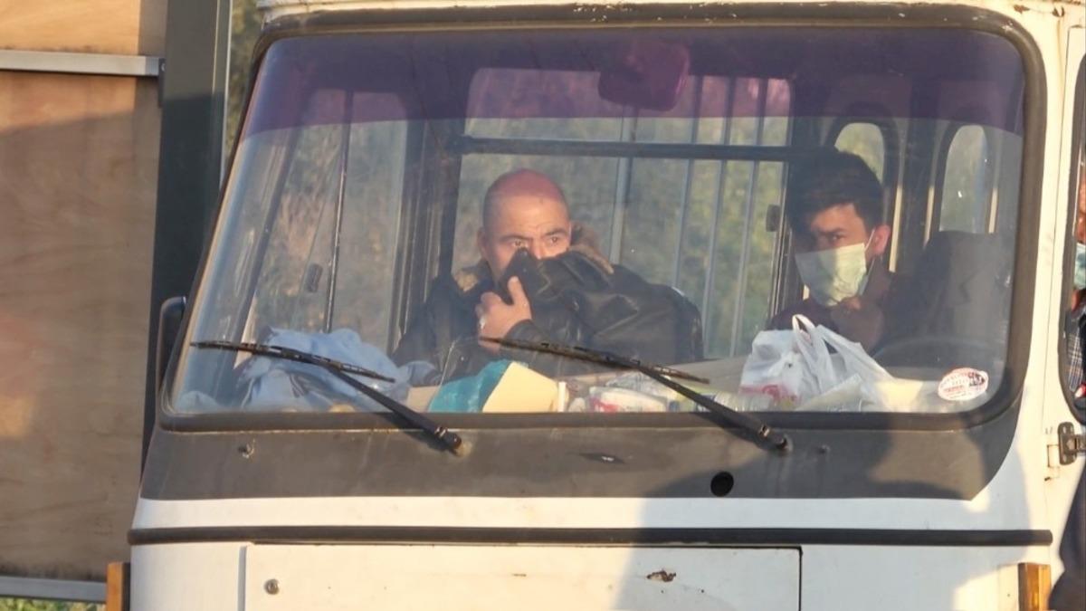 Maskesiz yakalanınca y&uuml;z&uuml;n&uuml; montuyla kapattı