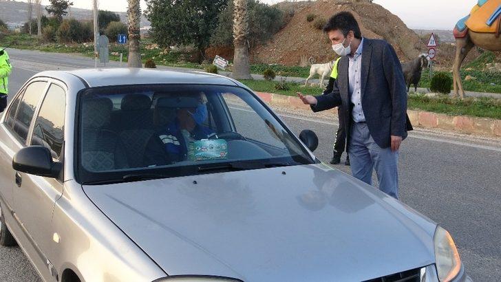 Maskesiz yakalanınca yüzünü montuyla kapattı G4