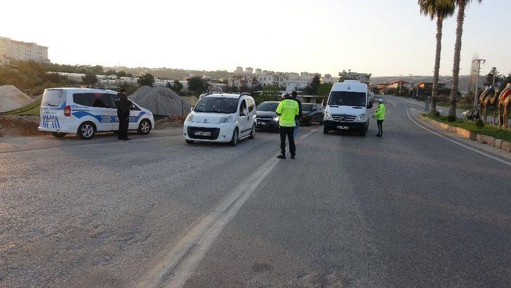 Maskesiz yakalanınca yüzünü montuyla kapattı G5