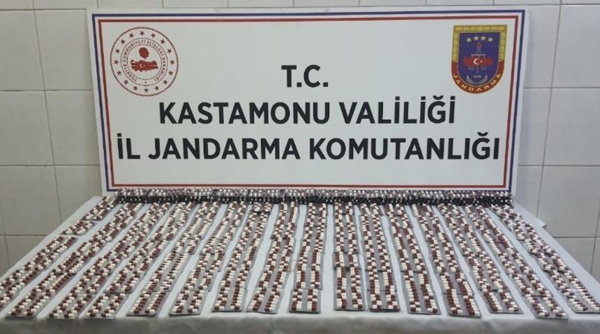 Aracın kapısından 2 bin 240 adet uyuşturucu hap çıktı