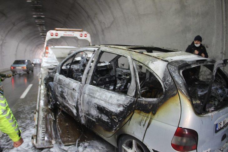 Baba kız yanan otomobilde canlarını son anda kurtardı G3