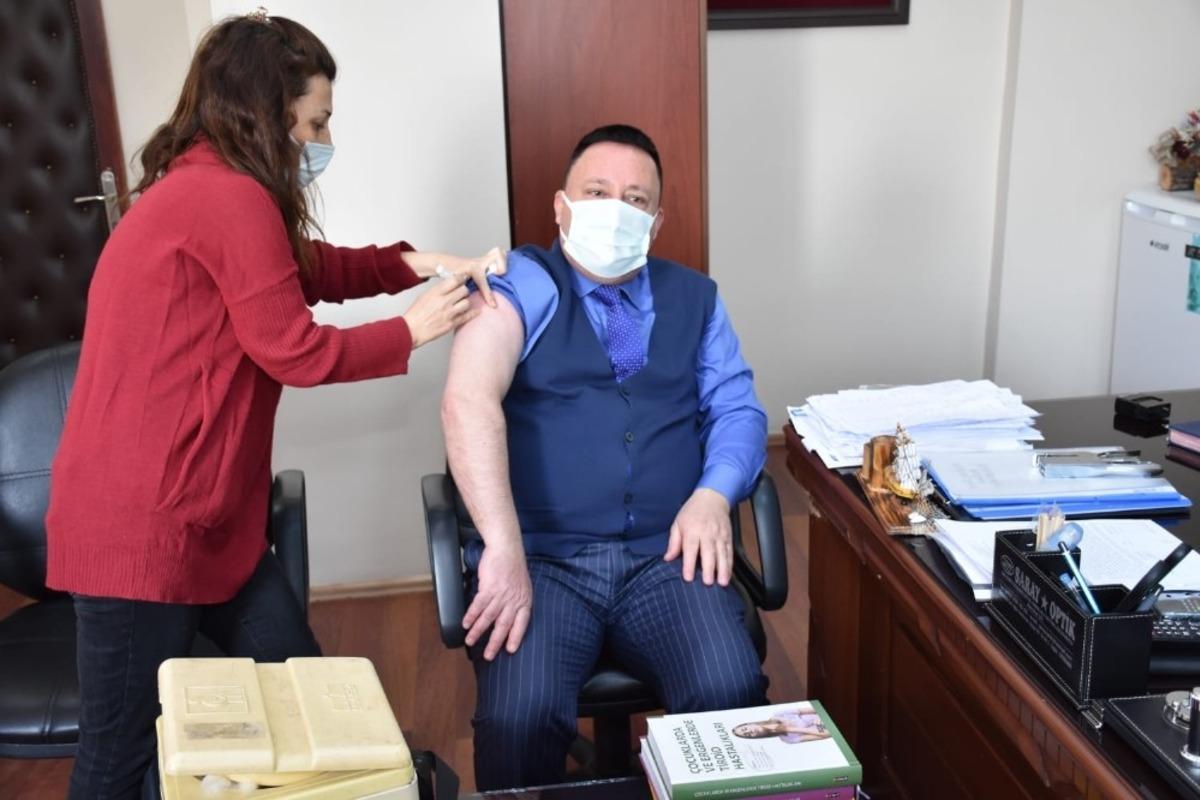 Başkan Beyoğlu &ouml;nce aşı oldu, sonra esnaf ziyaretine &ccedil;ıktı