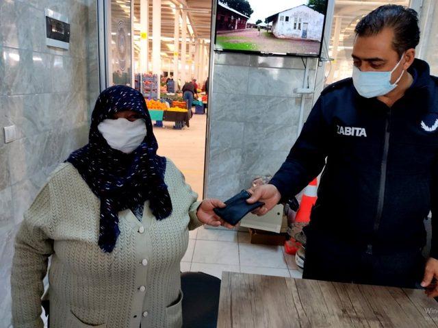 Yaşlı kadın 2 ay önce kaybolan para dolu cüzdanına kavuştu