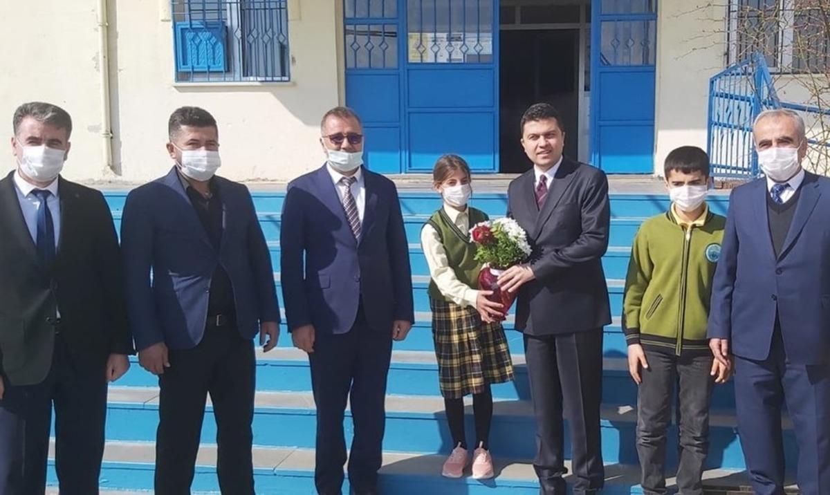 Silvan Kaymakamı &Ouml;zt&uuml;rk kırsal b&ouml;lgelerdeki okulları gezdi
