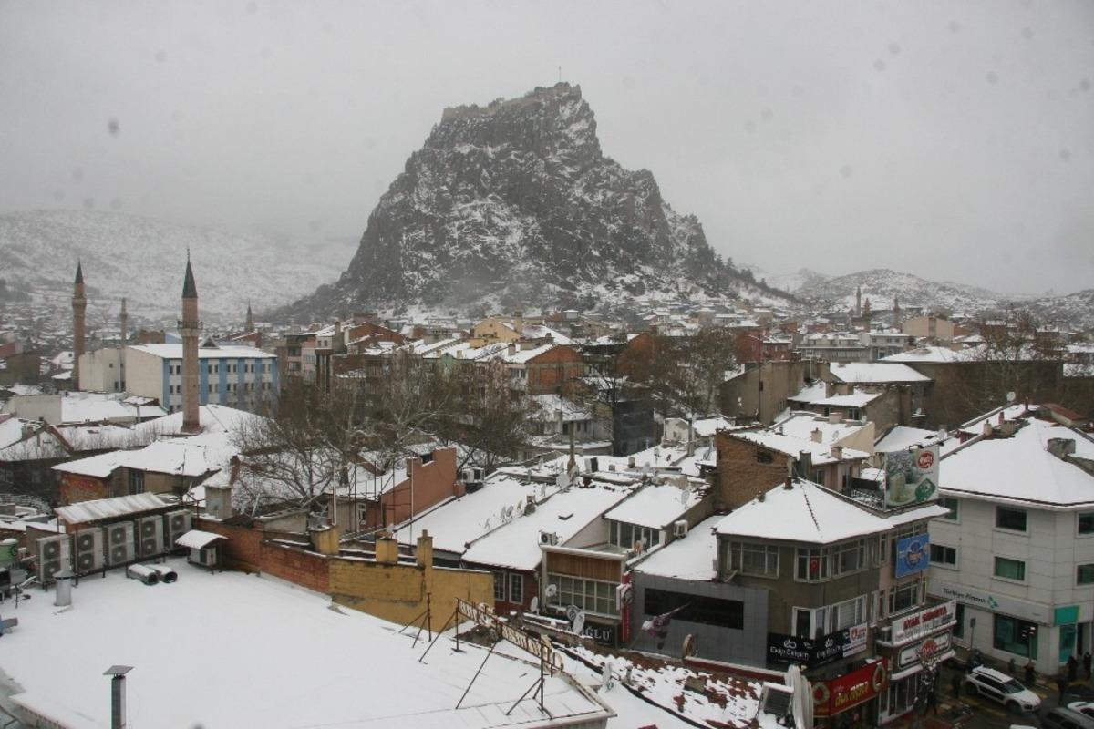 Afyonkarahisar&rsquo;a beklenen kar yağışı geldi