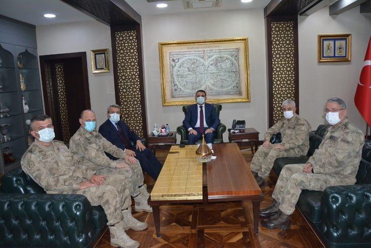 Bakan Yardımcısı Baydaş ve Jandarma Genel Komutanı Çetin, Siirt Valisi Hacıbektaşoğlu’nu ziyaret etti G3