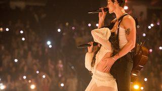 Shawn Mendes sevgilisi Camila Cabello'nun ayağını öpünce olay oldu