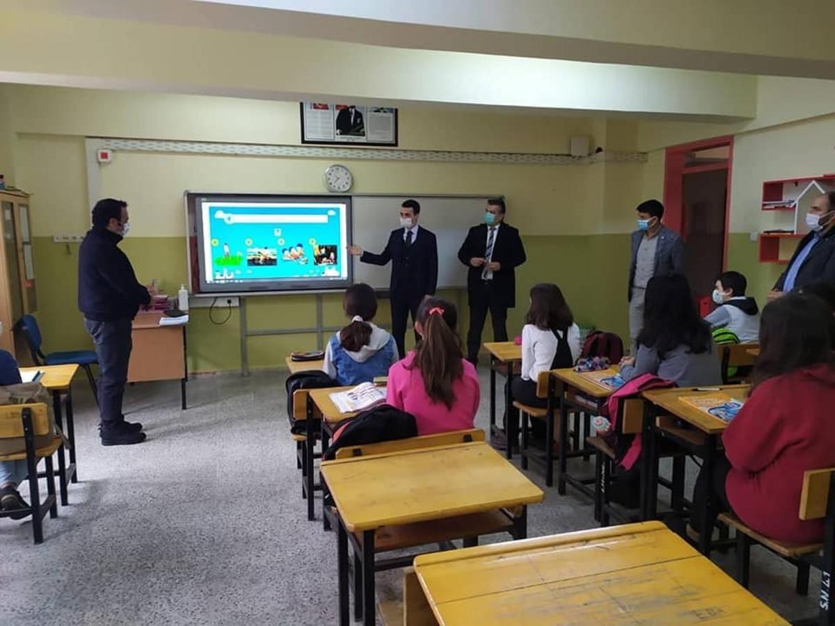 Kaymakam Alpay ders başı yapan &ouml;ğrencileri ziyaret etti