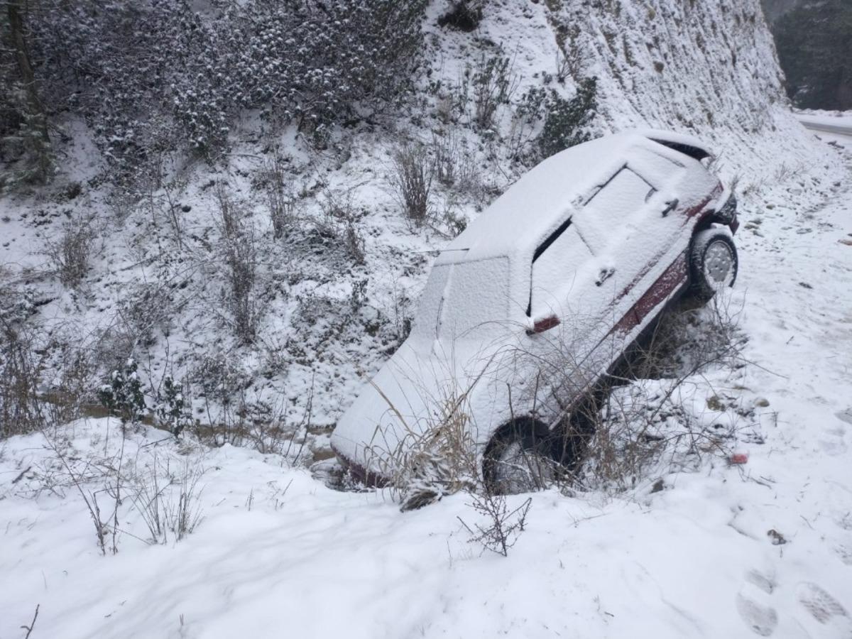 Buzlanan yolda rampayı hızlı &ccedil;ıkmak isterken şarampole u&ccedil;tu