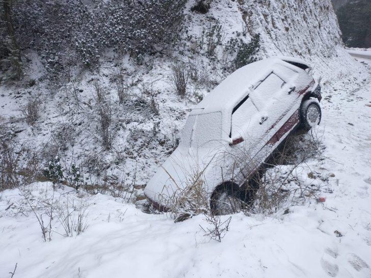 Buzlanan yolda rampayı hızlı çıkmak isterken şarampole uçtu G1