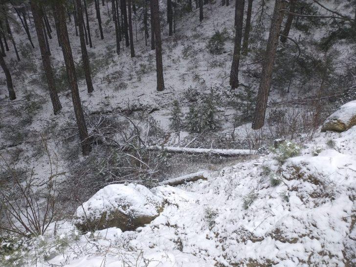Buzlanan yolda rampayı hızlı çıkmak isterken şarampole uçtu G2