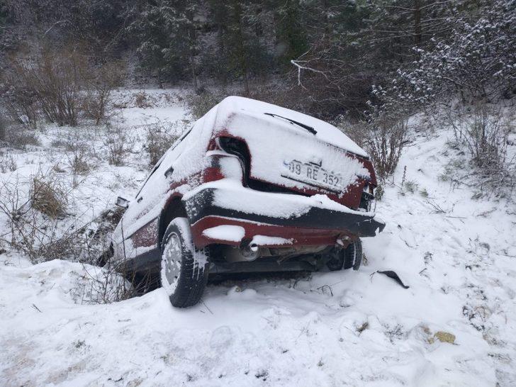 Buzlanan yolda rampayı hızlı çıkmak isterken şarampole uçtu G3